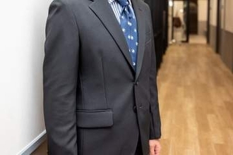 洋服の青山「1万2980円スーツ」が6万着突破⇨低価格でも高見え、裾直し不要。“スーツ離れ”時代のヒット戦略