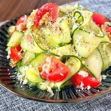 【きゅうりとトマト、こう食べたら止まらん】切って和えるだけ。もう週5で作ってる。
