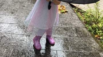 4歳児がパパの傘を差したら⇨“巨大椎茸”が出現…「天使が舞い降りてきたみたい」「椎茸の妖精さんかな？」と反響