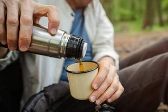 金属製の水筒、「酸性飲料」を入れると中毒の危険性が。避けるべき飲み物は？
