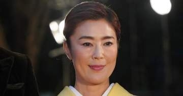 寺島しのぶ、エルメスの“4万円アイテム”でヘアアレンジ⇨「同じ使い方してる！」「同じ柄欲しくなる」と反響
