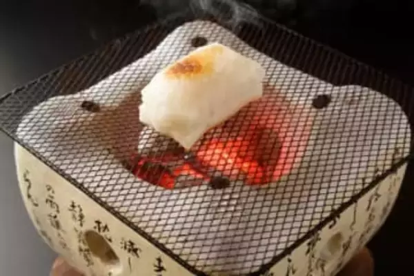 【餅が余ったらピザにして】レンジで簡単！ボリューム満点の「餅ピザ」レシピ