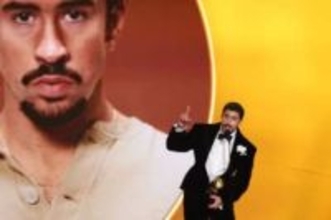 「私たちは野蛮人ではない」グラミー賞で最優秀アルバム賞歌手がトランプ政権を真っ向から批判