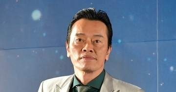遠藤憲一、散歩中のカジュアルな“私服コーデ”が素敵すぎる⇨「歩くだけで画になる」「ジーンズが似合う」の声
