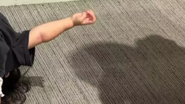 1歳児、はじめての“イヤイヤポーズ”が独創的⇨「地球割り！」「衝動の赴くまますぎるw」