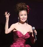 「小柳ルミ子、ユニクロのトップスで“差し色コーデ”！⇒「大人かっこいいファッションが素敵」の声」の画像1