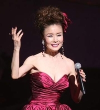 小柳ルミ子、ユニクロのトップスで“差し色コーデ”！⇒「大人かっこいいファッションが素敵」の声