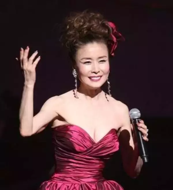 小柳ルミ子、ユニクロのトップスで“差し色コーデ”！⇒「大人かっこいいファッションが素敵」の声
