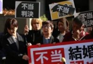 合憲判決に「怒り」。法律上同性カップルの結婚を認めない法律を“合憲”とした東京高裁、原告らが涙をこらえ「不当判決」訴える