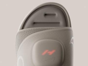 Nikeの新型「リカバリーサンダル」が近未来すぎる。温熱と振動で足元をケア。Hypericeと共同開発