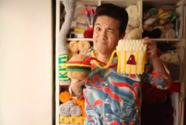 お笑い芸人・アイパー滝沢さんの「編み物人生」は38歳から始まった。ポップで可愛すぎる作品づくりの原動力【インタビュー】