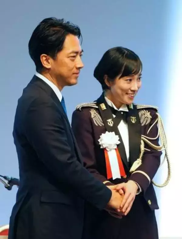 “2ショット削除”の小泉進次郎、自衛官の党大会歌唱を「私人」いいわけ。首相もおそろい『論点すりかえ』とは？