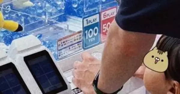 父のクレーンゲームを見守る1歳児⇒「工場長みたい」貫禄たっぷりの後ろ姿に反響