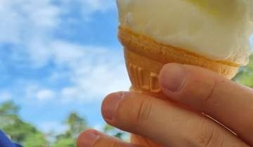 1歳児を抱っこしてアイスを食べていたら..⇨まさかのハプニングに「幸せの図すぎる」「癒された、最高」