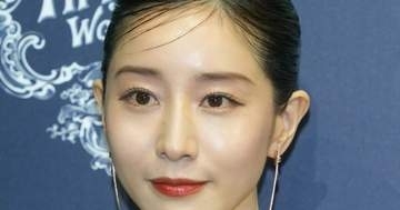 田中みな実、出演者にキス！Netflix『ダウンタイム』の“距離感近すぎ”オフショットが「メロい」