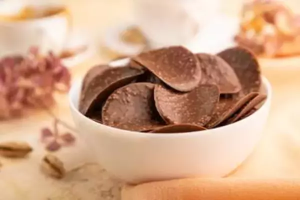 間食がやめられないのはなぜ？満腹でも食べてしまう理由と止めるための習慣（研究結果）