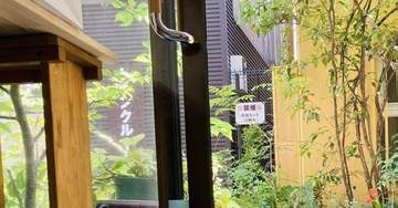 東京・銀座の老舗和菓子店に365日一番乗りの“常連さん”⇨手ぬぐいにもなった驚きの正体に「えらい」「お行儀いい」の声