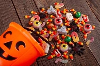 ハロウィンに気をつけたい、お菓子やシールでの事故。アレルギーや誤飲、注意すべきポイントは