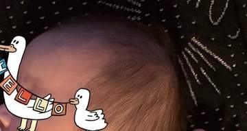 2カ月の赤ちゃん、寝相が「始祖鳥」そっくり！⇒はばたきそうな様子に「小指まで完璧」の声