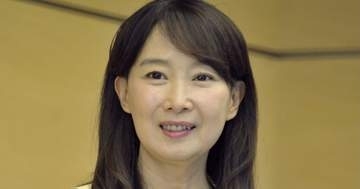 アグネス・チャン、ユニクロの愛用パンツで大人の私服コーデ⇨「脚が長く見えてウエストも楽」デザイン&機能性を絶賛