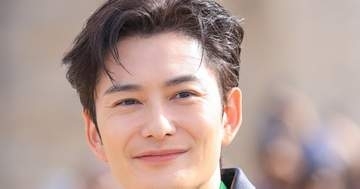 岡田将生、パリショットに写り込んだ“育児風景”に注目「隣のべびちゃん」「幸せダダ漏れ」