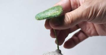 植木鉢にすっぽり収まる“謎の生き物”⇨羊毛フェルトの手作り作品に「癖に刺さりすぎる」「部屋に欲しい」