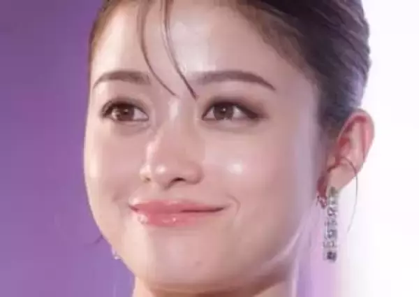 橋本環奈、ゴージャスなドレス姿が「イルミより輝いている」と話題に。表参道ヒルズのツリー点灯式に登場