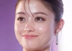 橋本環奈、ゴージャスなドレス姿が「イルミより輝いている」と話題に。表参道ヒルズのツリー点灯式に登場