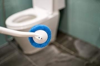 トイレの頑固な汚れ、むやみにゴシゴシ…はムダかも。AIに相談するべきワケと“意外な指示のコツ”とは？