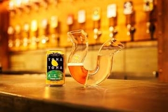 「ビールだけ飲むと倒れるグラス」が誕生。水も飲まざるを得ない斬新アイデア、実際に試してみた