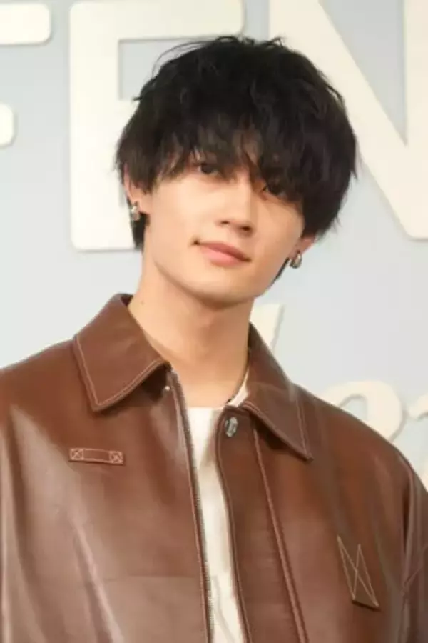 佐野勇斗、愛犬とのひととき満喫！家族時間ショットにファン「オフ感が最高」