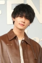 佐野勇斗、愛犬とのひととき満喫！家族時間ショットにファン「オフ感が最高」