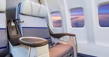 飛行機の中で暴れ、ダクトテープでぐるぐる巻きになった乗客。逮捕され勤務先も契約解除