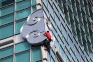 101階建てビルに米クライマーが命綱なしで登頂。生配信され「見てられない」と大反響