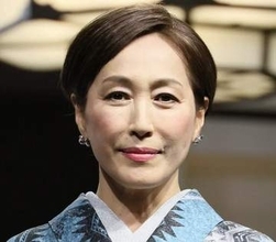 高島礼子、SAで見つけた埼玉・川越の“巨大なお菓子”に驚き⇒「めっちゃデカい」「どうやって食べるの～」
