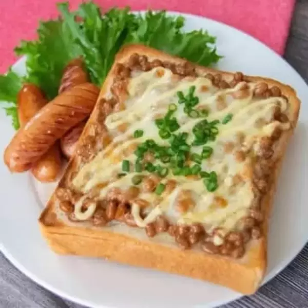 【乗せて焼くだけ！】「週5で食べてます」忙しい朝でもパパッと作れる簡単トーストレシピ4選