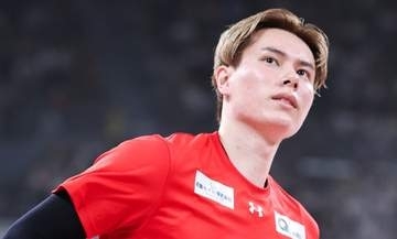 バレー髙橋藍、愛犬の1歳の誕生日を祝福⇨溺愛ぶりに愛犬困惑…「大人対応」「愛されすぎて戸惑っている」の声