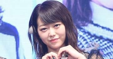峯岸みなみ、愛猫2匹の自宅ショットに“写り込んだもの”に「事件現場あるw」「扉のところ…」の声続出
