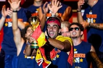 W杯スペイン代表選手、MAGA風帽子を被り物議を醸す。トランプへの賛同か、それとも皮肉か