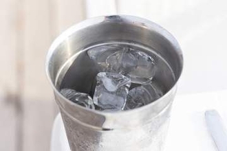 水筒の「氷」を長持ちさせるにはこうする⇨「キンキンをキープできる」。小さい氷たくさんは「NG」【猛暑】