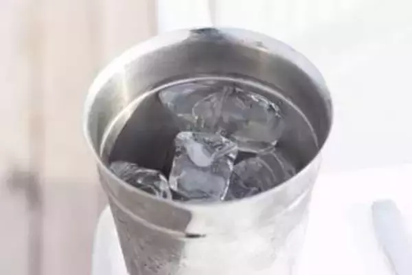 水筒の「氷」を長持ちさせるにはこうする⇨「キンキンをキープできる」。小さい氷たくさんは「NG」【猛暑】