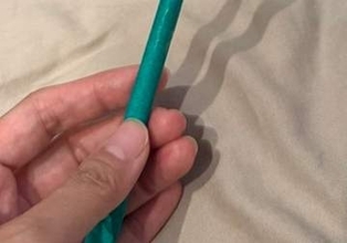 インフルエンザで寝込む母に3歳児が渡した“手作りの1本”⇨「天使すぎる」「泣いた」と感動の嵐
