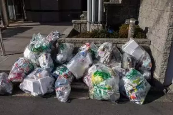 こんな状態で「プラ資源」の袋が捨てられていた…ゴミ清掃芸人が“現場写真”を公開、「これで出すのが驚き」の声