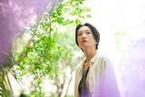 「春は浮かれるだけの季節ではない。『煙と水晶』の間で揺れる日食なつこの美学」の画像1