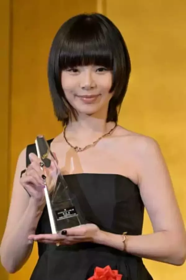 趣里＆水谷豊の親子2ショットに反響続出⇨「並ぶと似てる」「口元そっくり」とファン