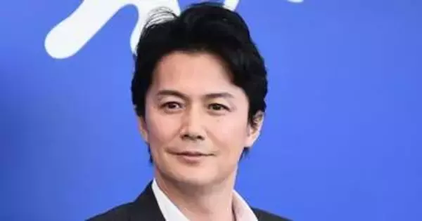 福山雅治、ベッドに横たわる背中が「令和のダビデ像」だった⇨「衝撃」「刺激が強すぎ」と話題