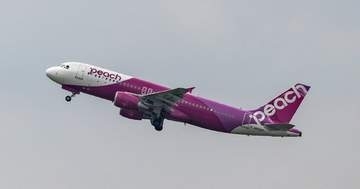 格安航空CAの新制服に“謎のポーチ”⇒「何を入れるの⁉︎」まさかの中身は…