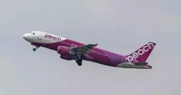 格安航空CAの新制服に“謎のポーチ”⇒「何を入れるの⁉︎」まさかの中身は…