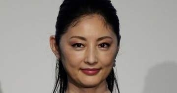 常盤貴子、自宅に飾られたおしゃれな額縁の下に座る愛猫ショット⇒「気高さ醸し出す上品な猫」と反響