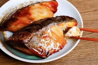 ブリの照り焼きに“細長い糸”…実はこれ「大型の寄生虫」。SNSで「ビビった」と目撃情報。人への害は